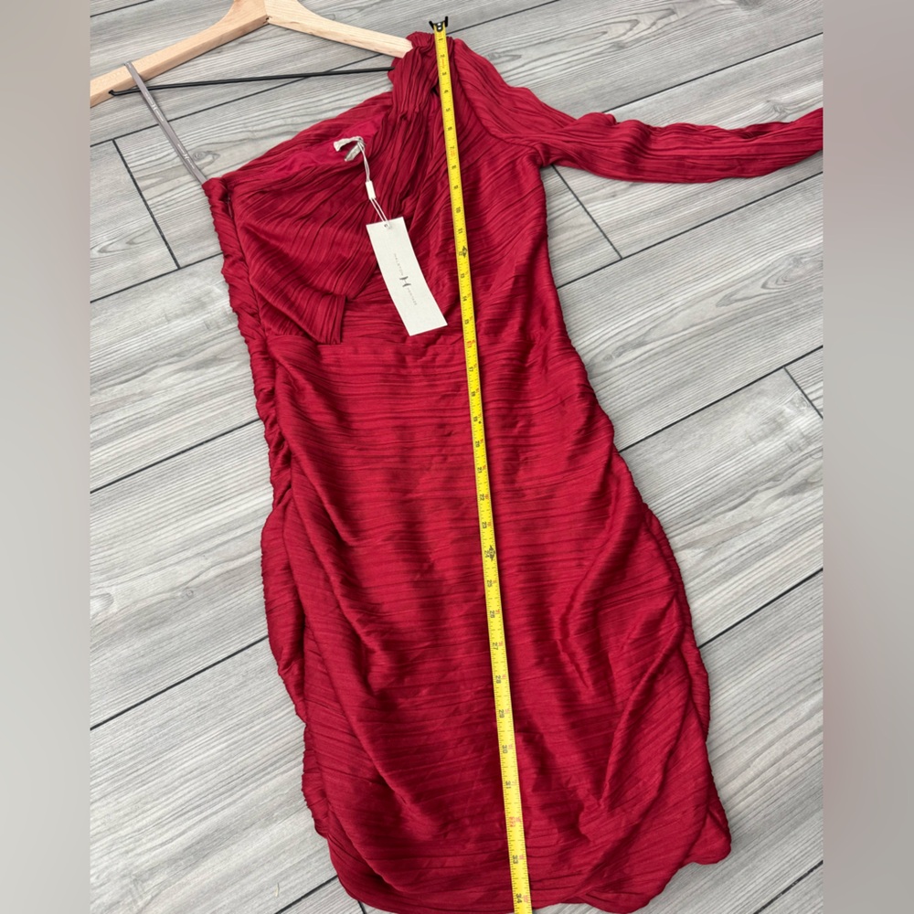 Halston Off Shoulder Asymetrical Sheath
Dress Red NWT MSRP $489 / Size 6 - Picture 12 of 12